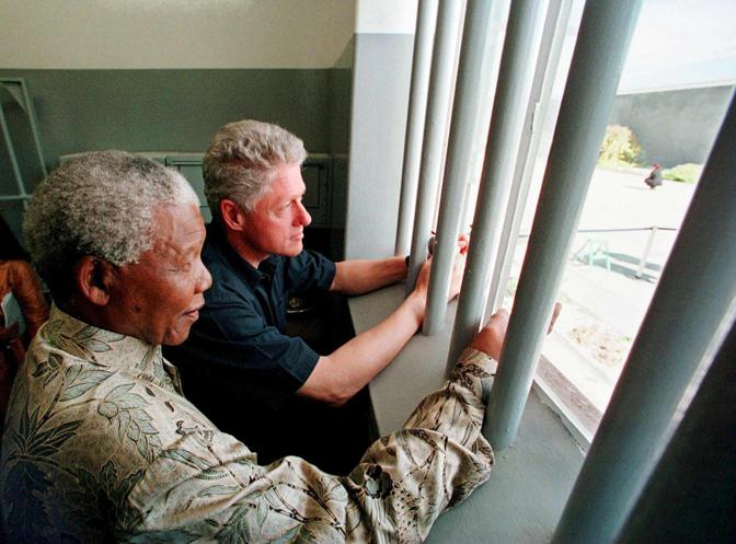 Mandela torna nella sua cella con Bill Clinton, all'epoca presidente degli Stati Uniti, nel 1998. Epa